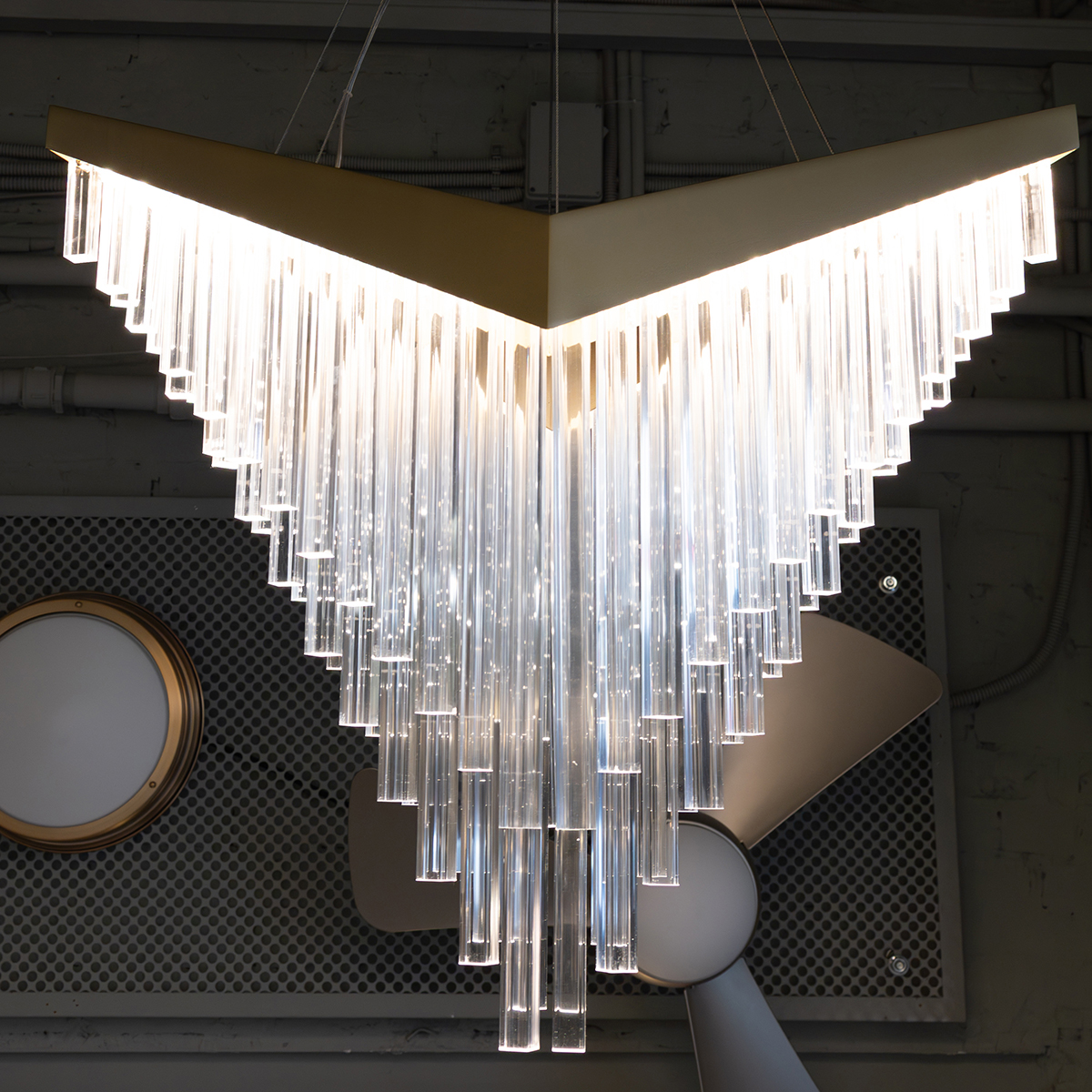 Люстра Eurofase QN-VIVIEN-P-L-BG. Бренд: Eurofase Люстра Eurofase QN-VIVIEN-P-L-BG. Бренд: Eurofase. Люстры