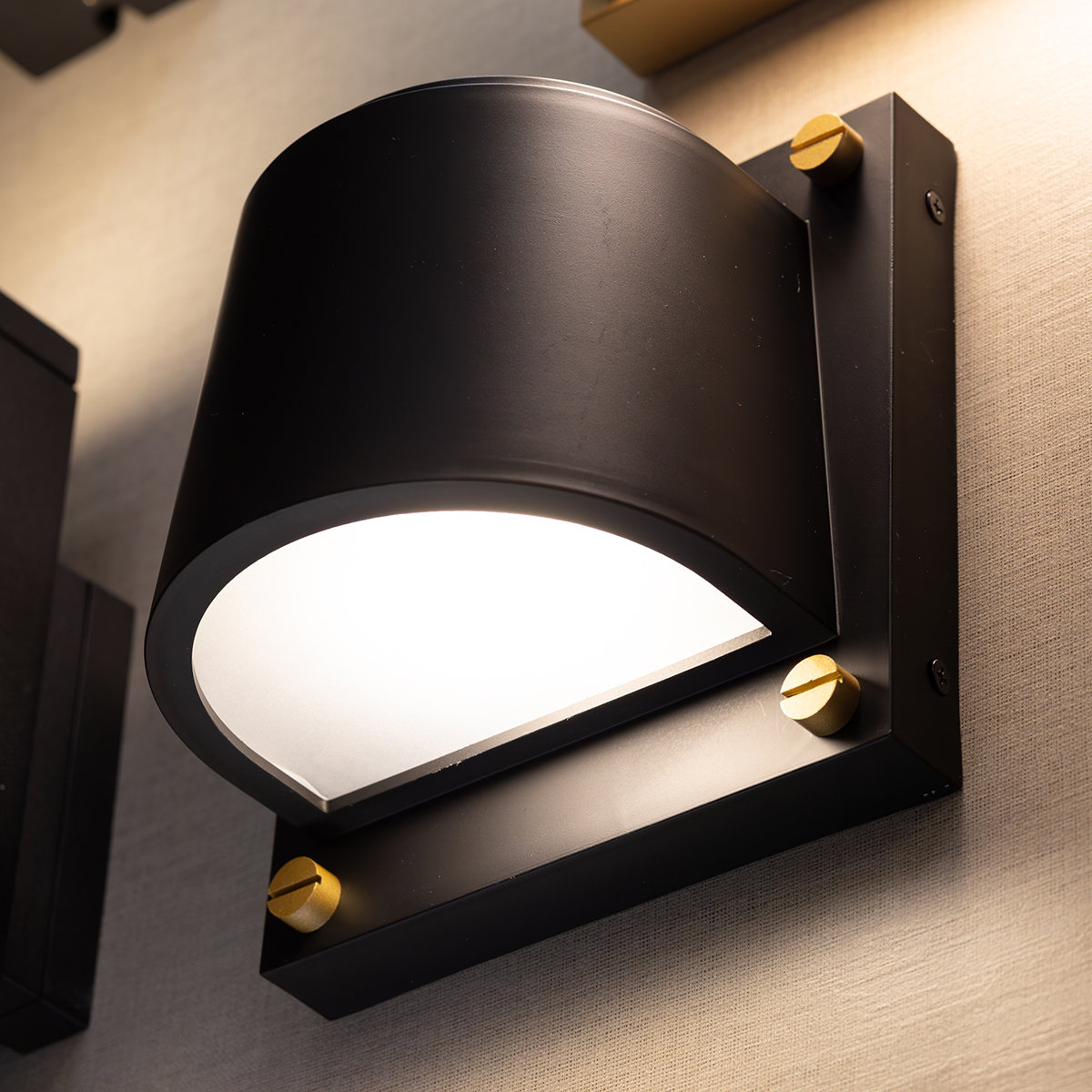 Настенный фонарь Hinkley HK-SCOUT-BK. Бренд: Hinkley Настенный фонарь Hinkley HK-SCOUT-BK. Бренд: Hinkley. Настенные фонари