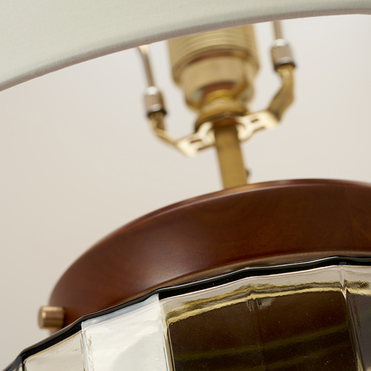 Настольная лампа Elstead Lighting LUGA-TL-SMOKE. Бренд: Elstead Lighting Настольная лампа Elstead Lighting LUGA-TL-SMOKE. Бренд: Elstead Lighting. Настольные лампы