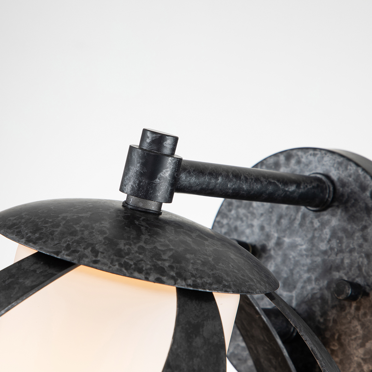 Настенный фонарь Quoizel QN-BLACKSMITH1-OBK. Бренд: Quoizel Настенный фонарь Quoizel QN-BLACKSMITH1-OBK. Бренд: Quoizel. Настенные фонари